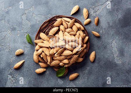 Mandeln ohne Schale auf grauem Beton Hintergrund mit kopieren. Ansicht von oben. Stockfoto