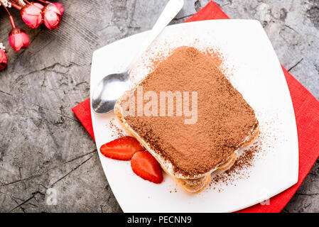Tiramisu mit Erdbeeren auf den Tisch. Ansicht von oben. Stockfoto