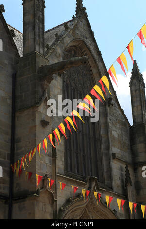 Basilique Notre Dame du Roncier von der Rue Olivier de Clisson, Josselin, Morbihan, Bretagne, Frankreich Stockfoto