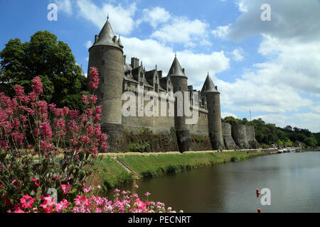 Blick auf das Chateau de Josselin und dem Fluss Oust, Rue Du Canal, Josselin, Morbihan, Bretagne, Frankreich Stockfoto