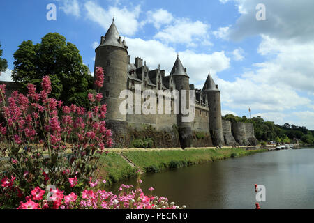 Blick auf das Chateau de Josselin und dem Fluss Oust, Rue Du Canal, Josselin, Morbihan, Bretagne, Frankreich Stockfoto