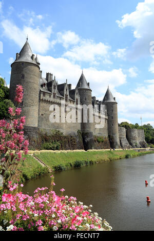 Blick auf das Chateau de Josselin und dem Fluss Oust, Rue Du Canal, Josselin, Morbihan, Bretagne, Frankreich Stockfoto