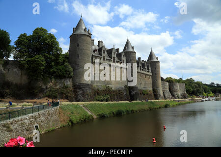 Blick auf das Chateau de Josselin und dem Fluss Oust, Rue Du Canal, Josselin, Morbihan, Bretagne, Frankreich Stockfoto