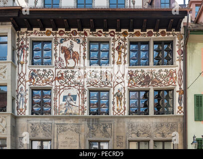 Bemalte Hausfassade zum Gedenken an die Schlacht von Dornach am Hirschenplatz in der Altstadt von Luzern (Luzern), Schweiz Stockfoto