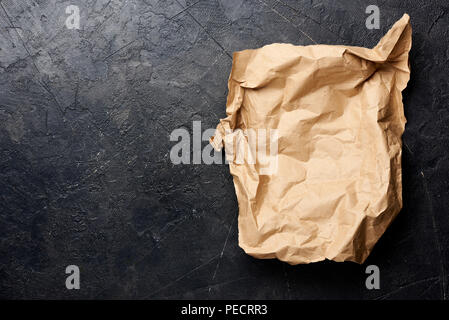 Braun Verpackung Papier auf schwarzem Hintergrund Stockfoto