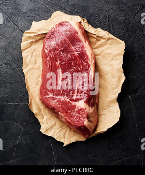 Rohe frische marmoriertes Fleisch Black Angus Steak auf schwarzem Hintergrund. Ansicht von oben. Stockfoto