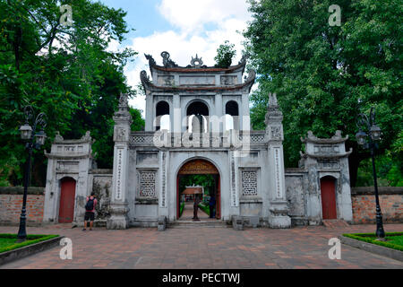 Eingangstor, Literaturtempel Van Mieu, Hanoi, Vietnam Stockfoto