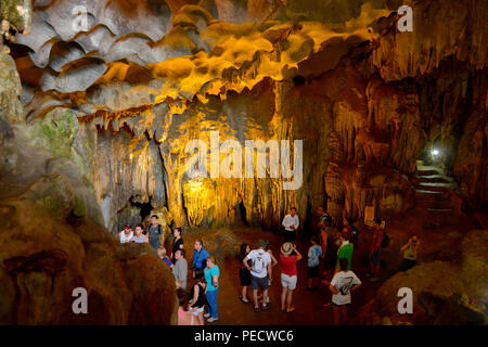 Hang Sung Sot Hoehle, Halong-Bucht, Vietnam Stockfoto