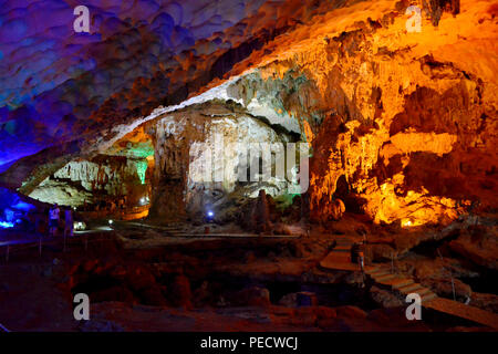 Hang Sung Sot Hoehle, Halong-Bucht, Vietnam Stockfoto