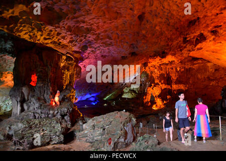 Hang Sung Sot Hoehle, Halong-Bucht, Vietnam Stockfoto