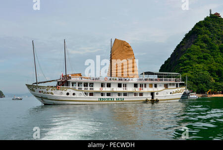 Dschunke, Titop-Insel, Halong-Bucht, Vietnam Stockfoto