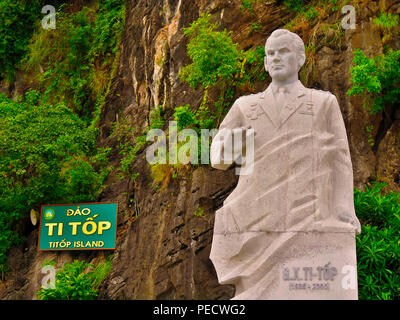 Statue Gherman Titow, Titop-Insel, Halong-Bucht, Vietnam, German Titow Stockfoto