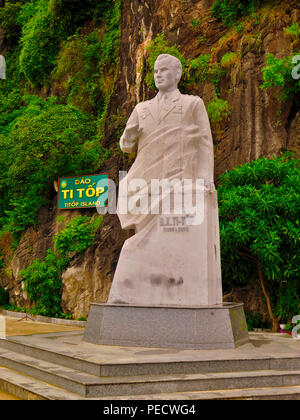 Statue Gherman Titow, Titop-Insel, Halong-Bucht, Vietnam, German Titow Stockfoto