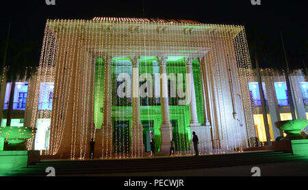 Lahore, Pakistan. 12 Aug, 2018. Eine faszinierende Aussicht auf den Punjab Montage am Mall Road, die mit bunten Lichtern zum Tag der Unabhängigkeit beleuchtet wird. Credit: Rana Sajid Hussain/Pacific Press/Alamy leben Nachrichten Stockfoto