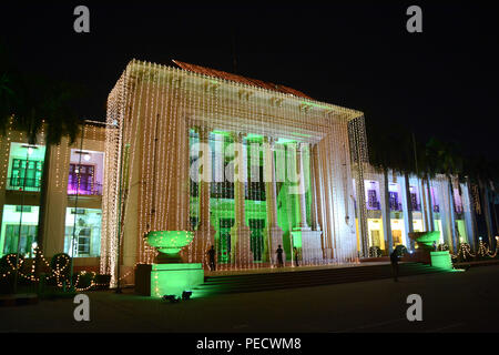 Lahore, Pakistan. 12 Aug, 2018. Eine faszinierende Aussicht auf den Punjab Montage am Mall Road, die mit bunten Lichtern zum Tag der Unabhängigkeit beleuchtet wird. Credit: Rana Sajid Hussain/Pacific Press/Alamy leben Nachrichten Stockfoto