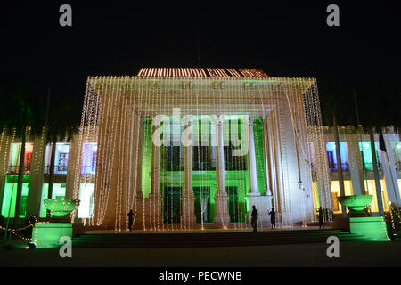 Lahore, Pakistan. 12 Aug, 2018. Eine faszinierende Aussicht auf den Punjab Montage am Mall Road, die mit bunten Lichtern zum Tag der Unabhängigkeit beleuchtet wird. Credit: Rana Sajid Hussain/Pacific Press/Alamy leben Nachrichten Stockfoto