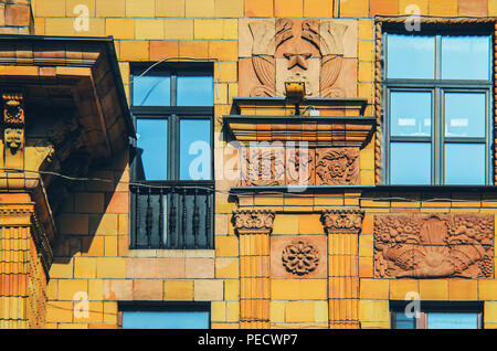 Fassade des alten Gebäudes. Die Fenster und die Dekoration der Wände Stockfoto