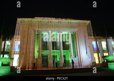 Lahore, Pakistan. 12 Aug, 2018. Eine faszinierende Aussicht auf den Punjab Montage am Mall Road, die mit bunten Lichtern zum Tag der Unabhängigkeit beleuchtet wird. Credit: Rana Sajid Hussain/Pacific Press/Alamy leben Nachrichten Stockfoto