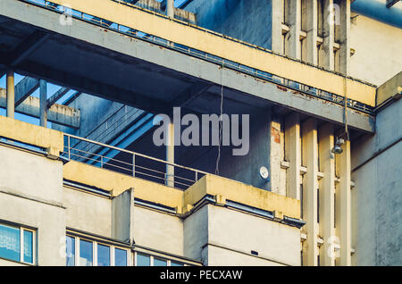 Dekorative Strukturelemente auf dem Dach eines mehrstöckigen Gebäude Stockfoto