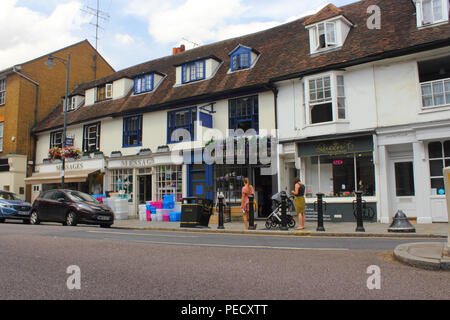 Geschäfte, Fore Street, Hertford Stadtzentrum, Hertfordshire, Großbritannien (als Standort in die 2018 BBC-Drama "ein sehr Englisch Skandal") Stockfoto