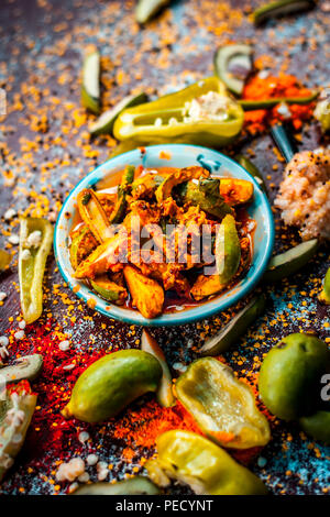 Nahaufnahme der Aam oder Kari ka ka achar achar oder traditionelle Rohstoffe Mango Pickles mit all seinen Bestandteilen und speiceis auf einer hölzernen Oberfläche in drak Gotischen col Stockfoto