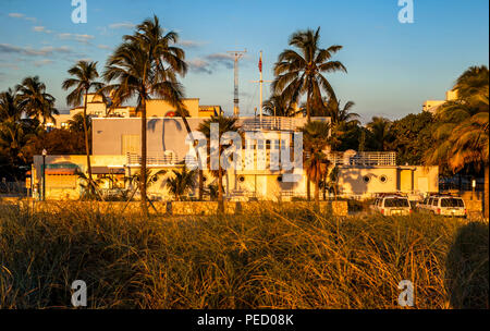 Am Strand von Miami Beach Patrol Gebäude am frühen Morgen die gelbe Leuchte Stockfoto