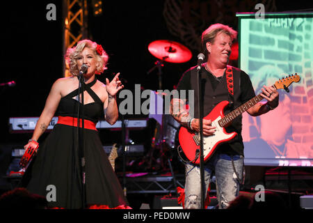 Pasadena, Kalifornien, USA. 10 August, 2018. Die swansons live auf der Bühne an der Rose Nachtclub in Pasadena, Kalifornien. Stockfoto