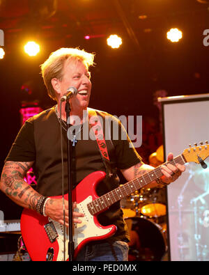 Pasadena, Kalifornien, USA. 10 August, 2018. Joe Finley Der Swansons führt live auf der Bühne im Rose in Pasadena, Kalifornien. Stockfoto