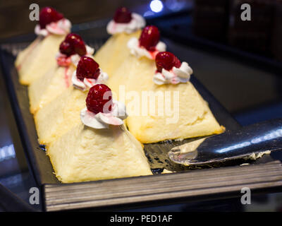 Quark Kuchen mit frischen Erdbeeren auf Fach Stockfoto