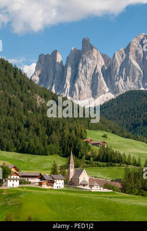 Die berühmte Kirche Santa Maddelena vor dem Hintergrund der italienischen Dolomiten an einem Sommernachmittag. Stockfoto