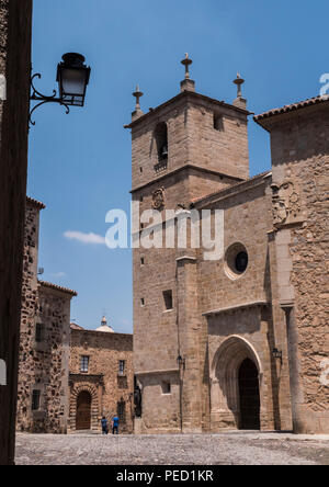 Caceres, Spanien - 13. Juli 2018: Santa Maria's Kathedrale, im romantischen Stil der Übergang zur Gotik, Renaissance mit einige Elemente, auf dem Platz gesetzt Stockfoto