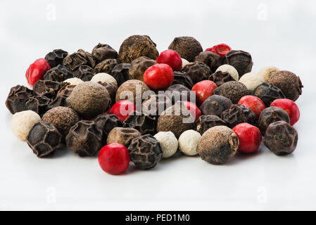 Mischung der unterschiedlichen Paprika Kugeln auf weißem Hintergrund. Makro. Close Up. Perfekte Qualität. Stockfoto