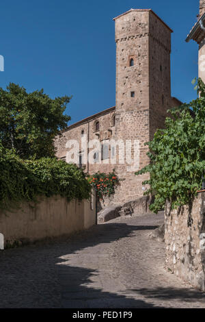 Trujillo, Spanien - 14. Juli 2018: Torre de los Enamorados, neben der romanische Turm der Kirche von Santiago und der starken Haus von Luis Chavín Stockfoto