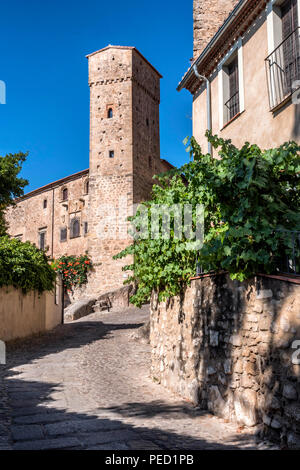 Trujillo, Spanien - 14. Juli 2018: Torre de los Enamorados, neben der romanische Turm der Kirche von Santiago und der starken Haus von Luis Chavín Stockfoto