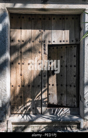 Typische hölzerne Tür im mittelalterlichen Stil Haus, Trujillo, Provinz Caceres, Spanien Stockfoto