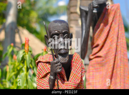 Die afrikanische Holz Skulptur im Thai Garden Stockfoto