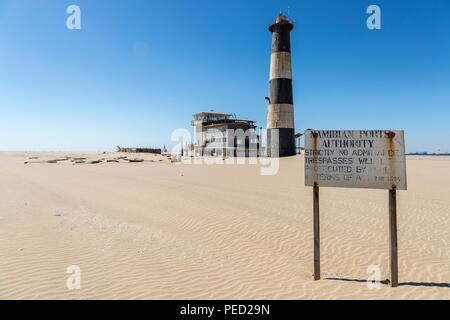 Pelican Point Lodge ist ein umgebauten Leuchtturm am Pelican Point in Walvis Bay, Namibia. Auf beiden Seiten des Atlantik ist es nun ein luxur Umgeben Stockfoto