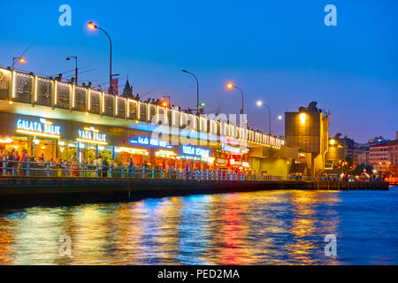 Istanbul, Türkei - 15. Juli 2018: Cafés und Restaurants mit türkischen Fisch Sandwiches (Balik Ekmek) auf der Galata Brücke in Istanbul bei Nacht Stockfoto