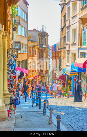 Istanbul, Türkei - 17. Juli 2018: Alte Straße mit kleinen Läden im Stadtteil Galata in Istanbul Stockfoto