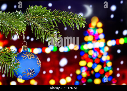Blue Christmas Ball mit Weihnachten Zweig in der Nacht Stockfoto