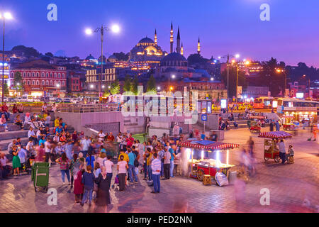 Istanbul, Türkei - 18 Juli 2018: Menschen hören Musiker Kai Eminönü in Istanbul am Abend Stockfoto