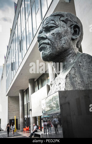 Ian Walters' Statue des ehemaligen südafrikanischen Präsidenten Nelson Mandela, vor der Royal Festival Hall, Southbank, London, Großbritannien Stockfoto