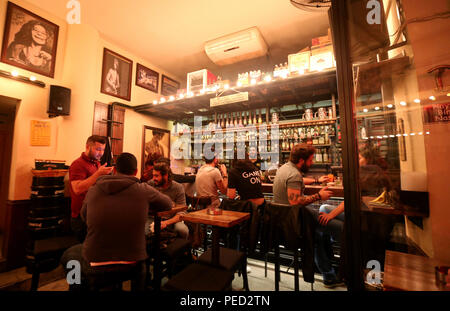 Libanesische und Ausländer genießen Sie eine Nacht in Badro Bereich in Beirut, ein Ort mit viel Hip Pubs und Restaurants. Stockfoto