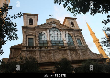 Saint George maronitische Kathedrale in Beirut. Innenstadt. Es war schwer beschossen und während des Bürgerkriegs in Libanon Krieg geplündert und dann war es im Jahr 2000 restauriert. Stockfoto