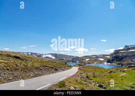 Die Höhe Fylkesvei Aurlandsfjellet road (243) zwischen Aurland und Laerdalsøyri, Sogn og Fjordane, Norwegen Stockfoto