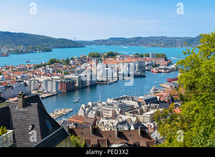 Bergen, Norwegen. Blick über die Stadt von den Hängen des Berges Fløyen, Bergen, Norwegen Stockfoto