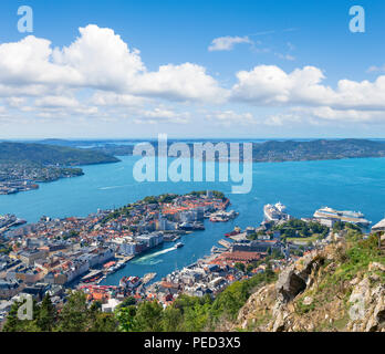 Bergen, Norwegen. Blick über die Stadt vom Aussichtspunkt Fløyfjellet auf den Berg Fløyen, Bergen, Norwegen Stockfoto