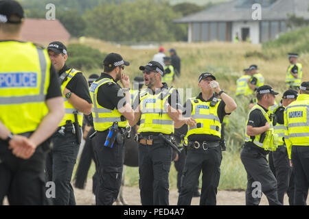 Die Demonstranten versammeln sich als Sicherheit so weit ansteigt, daß er als Präsident Donald Trump und Sohn Eric Trumpf spielen Sie Golf auf dem Turnberry Kurs, wie er Schottland besucht zum ersten Mal in seiner Präsidentschaft mit: Atmosphäre, wo: Turnberry, Großbritannien Wann: 14 Aug 2018 Quelle: Euan Kirsche / WANN Stockfoto