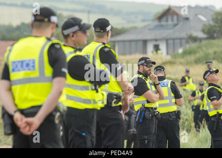 Die Demonstranten versammeln sich als Sicherheit so weit ansteigt, daß er als Präsident Donald Trump und Sohn Eric Trumpf spielen Sie Golf auf dem Turnberry Kurs, wie er Schottland besucht zum ersten Mal in seiner Präsidentschaft mit: Atmosphäre, wo: Turnberry, Großbritannien Wann: 14 Aug 2018 Quelle: Euan Kirsche / WANN Stockfoto