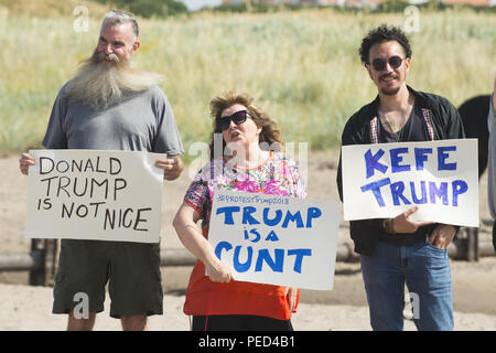 Die Demonstranten versammeln sich als Sicherheit so weit ansteigt, daß er als Präsident Donald Trump und Sohn Eric Trumpf spielen Sie Golf auf dem Turnberry Kurs, wie er Schottland besucht zum ersten Mal in seiner Präsidentschaft mit: Atmosphäre, wo: Turnberry, Großbritannien Wann: 14 Aug 2018 Quelle: Euan Kirsche / WANN Stockfoto